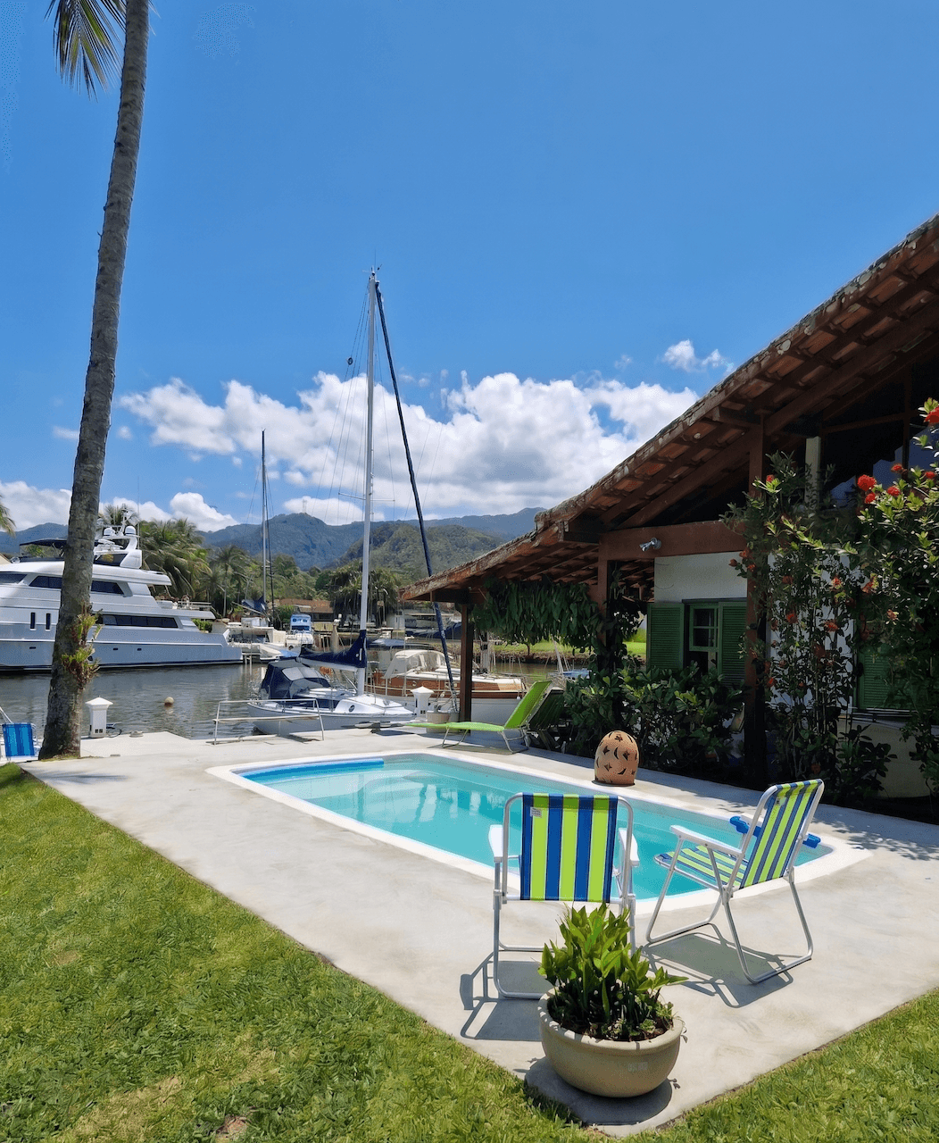 Piscina com vista para o canal e os veleiros