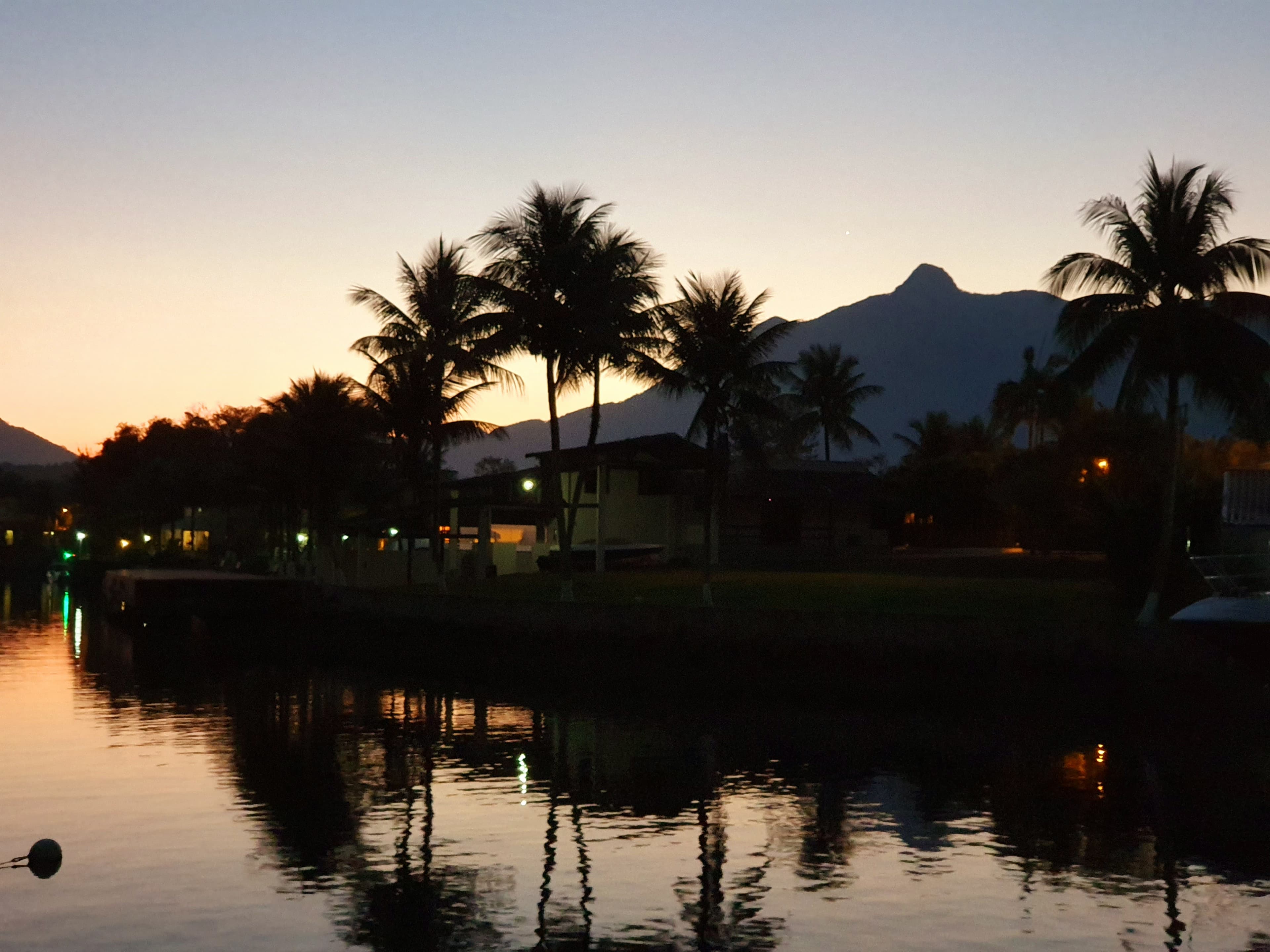 Pôr do sol no canal entre os coqueiros