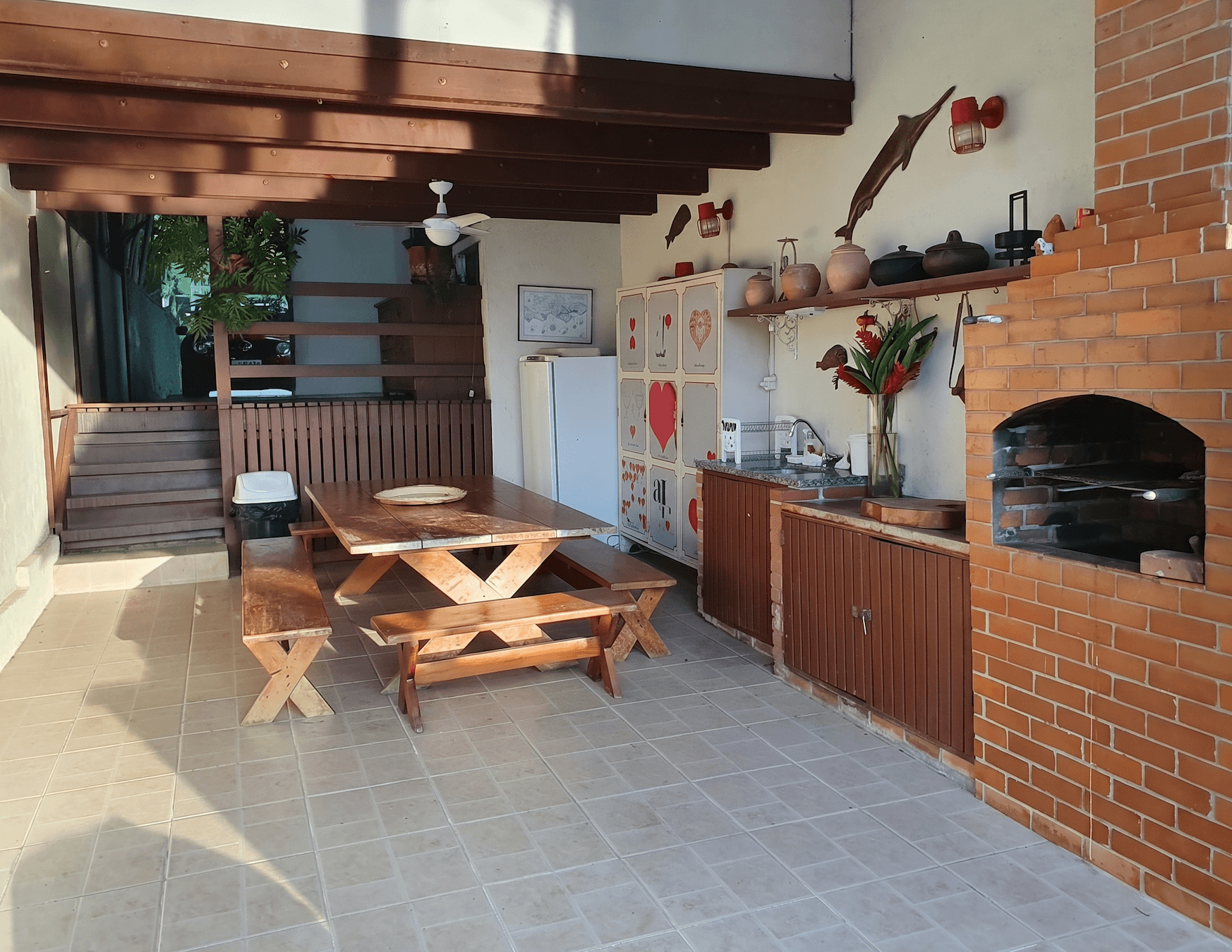 Churrasqueira coberta com mesa grande