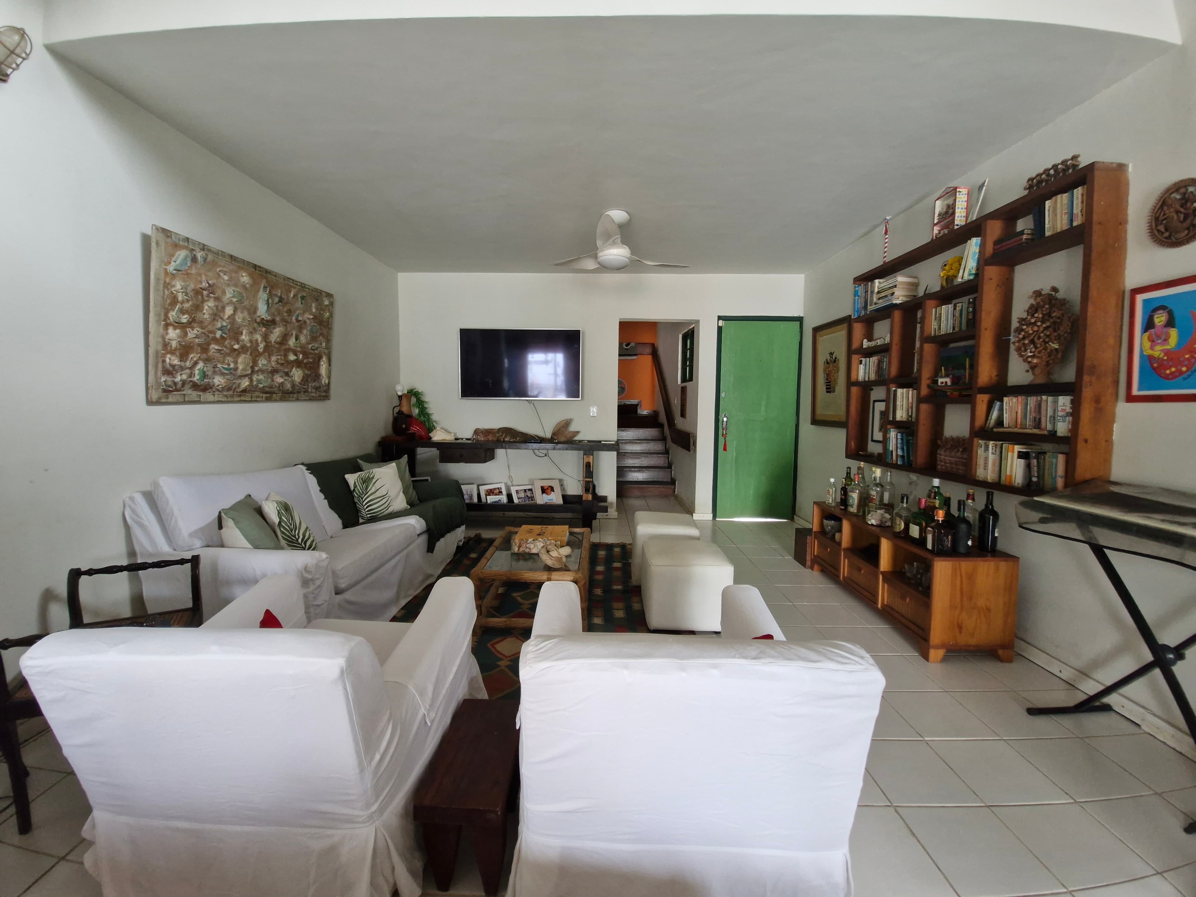 Sala de estar ampla e arejada